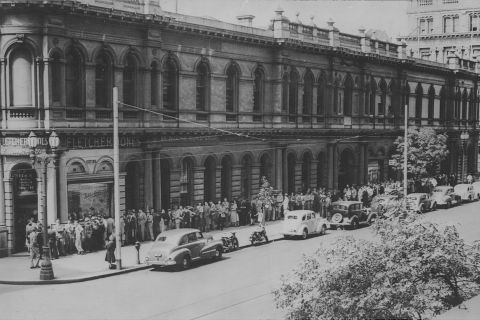 The amazing block long queues outside the FJ Collins St store in 1946. Photo: Jones Family Collection.