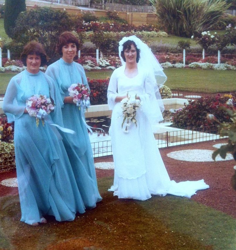 Glenda McGennan and bridesmaids in the FJ gardens Glenda McGennan and bridesmaids in the FJ gardens