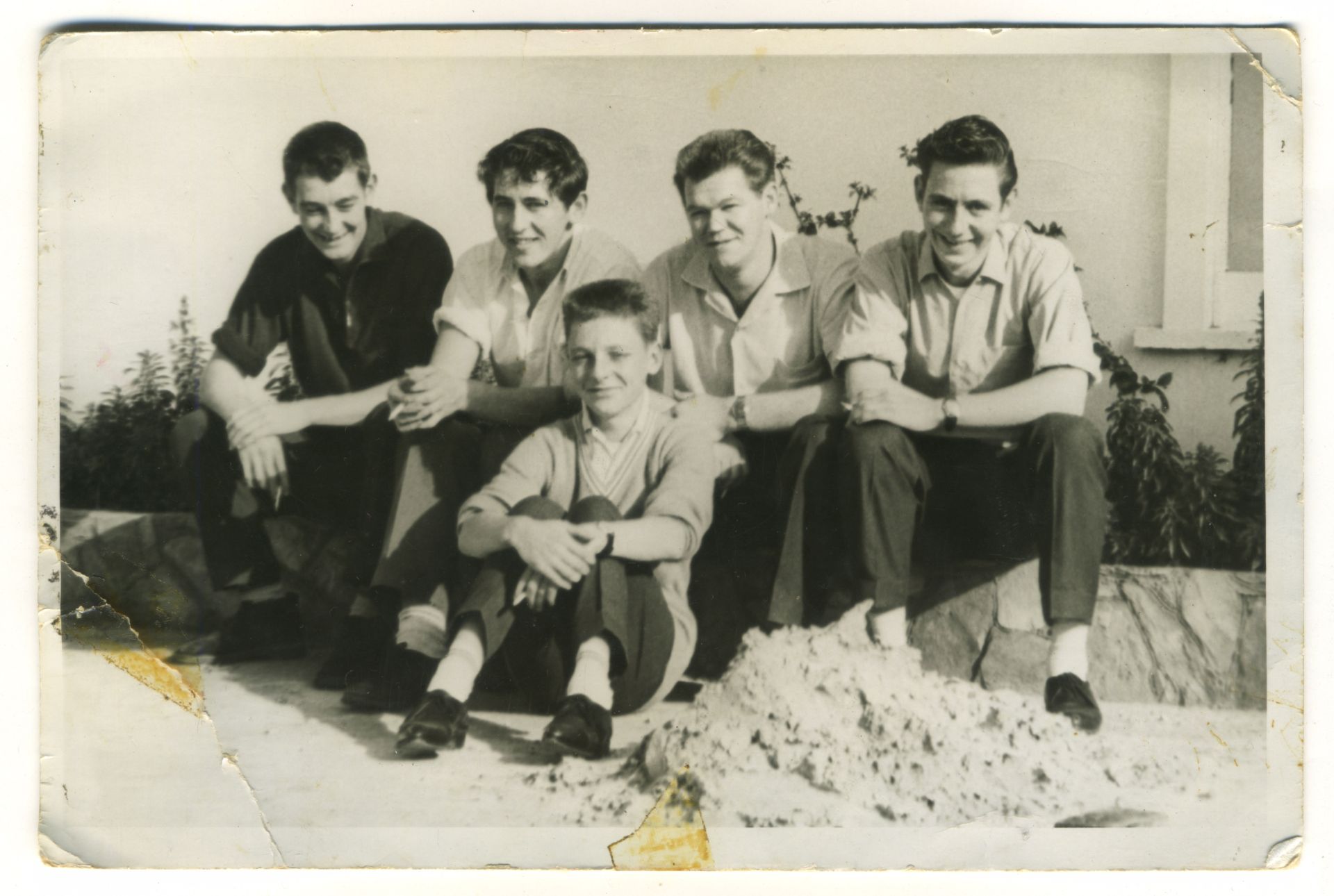 Fletcher Jones Press Room workers in the gardens 1965. L-R Alf Seare, Kevin ?, Stan Toleman, Kevin Lynch and Terry Lynch front. Photo: Dianne Rae 