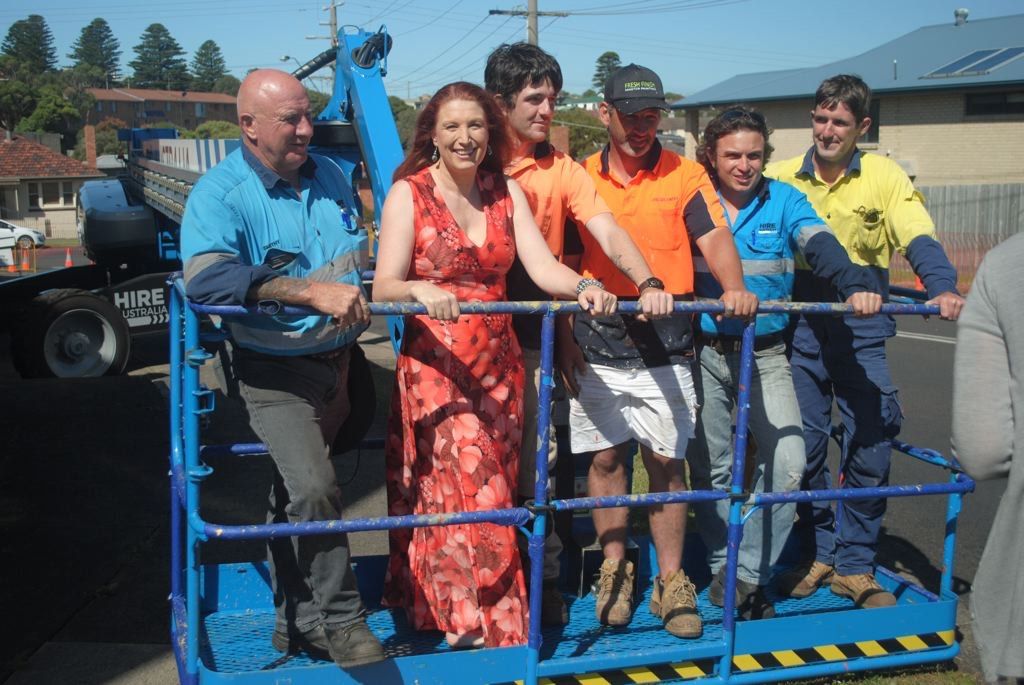 Here's some of the crew! Jock McTaggett (aka Pete Smith), Tonia Wilcox- queen of the silver ball, Stuart and Adam Hunter (the sparkies for the lights), Luke Attrill (head of the painting team) and Matt Reeves - from South Coast Cranes or Hire Australia. Great pic thanks to Mark Rashleigh 