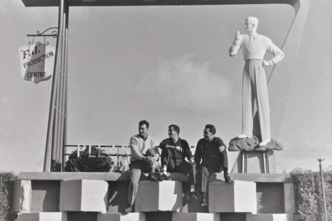 Gaetano Remine with friends and the famous Plus8 Man  in the FJ gardens. Image:Gaetano Remine 